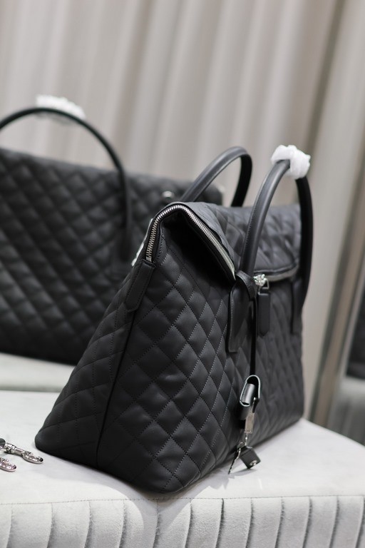 [Original]Black with silver buckle_New ES GIANT Quilted Leather Travel BagDesigned with the spirit of travel in mind, the bag is designed with its oversized, curved and casual shape, with double-length handles and detach