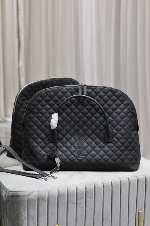 [Original]Black with silver buckle_New ES GIANT Quilted Leather Travel BagDesigned with the spirit of travel in mind, the bag is designed with its oversized, curved and casual shape, with double-length handles and detach