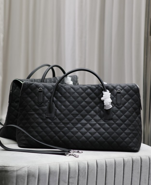 [Original]Black with silver buckle_New ES GIANT Quilted Leather Travel BagDesigned with the spirit of travel in mind, the bag is designed with its oversized, curved and casual shape, with double-length handles and detach