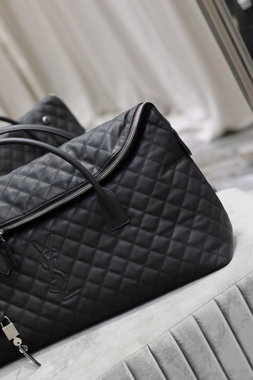 [Original]Black with silver buckle_New ES GIANT Quilted Leather Travel BagDesigned with the spirit of travel in mind, the bag is designed with its oversized, curved and casual shape, with double-length handles and detach