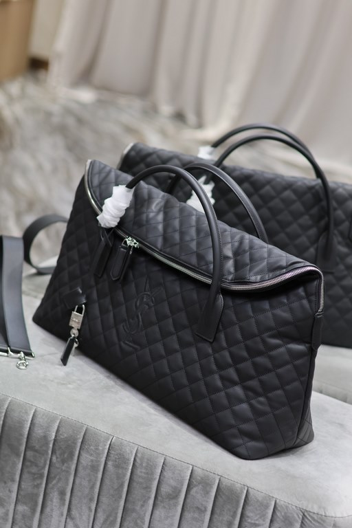 [Original]Black with silver buckle_New ES GIANT Quilted Leather Travel BagDesigned with the spirit of travel in mind, the bag is designed with its oversized, curved and casual shape, with double-length handles and detach