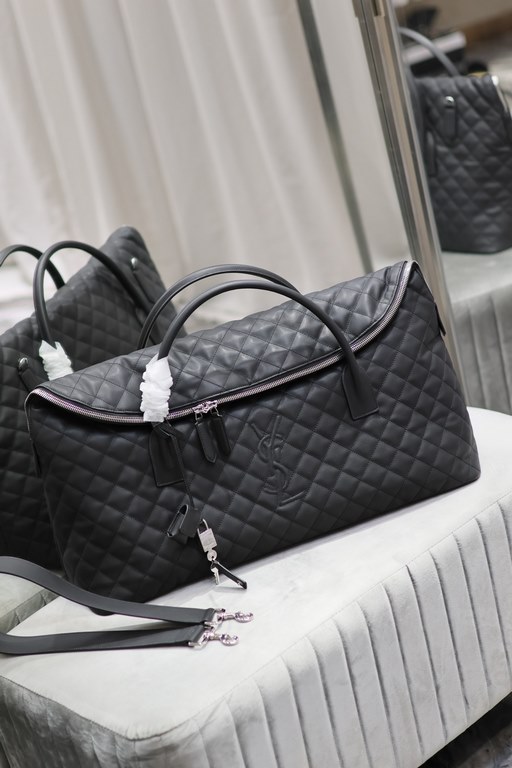 [Original]Black with silver buckle_New ES GIANT Quilted Leather Travel BagDesigned with the spirit of travel in mind, the bag is designed with its oversized, curved and casual shape, with double-length handles and detach