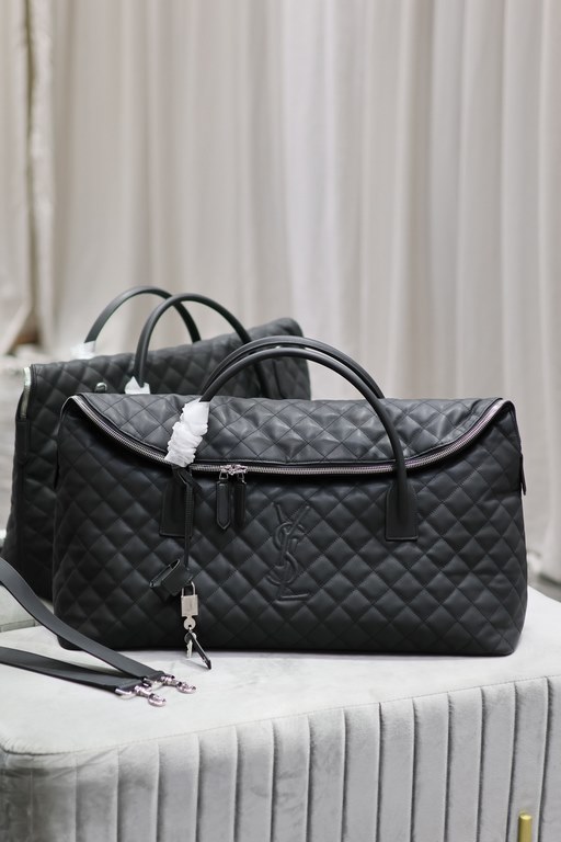 [Original]Black with silver buckle_New ES GIANT Quilted Leather Travel BagDesigned with the spirit of travel in mind, the bag is designed with its oversized, curved and casual shape, with double-length handles and detach