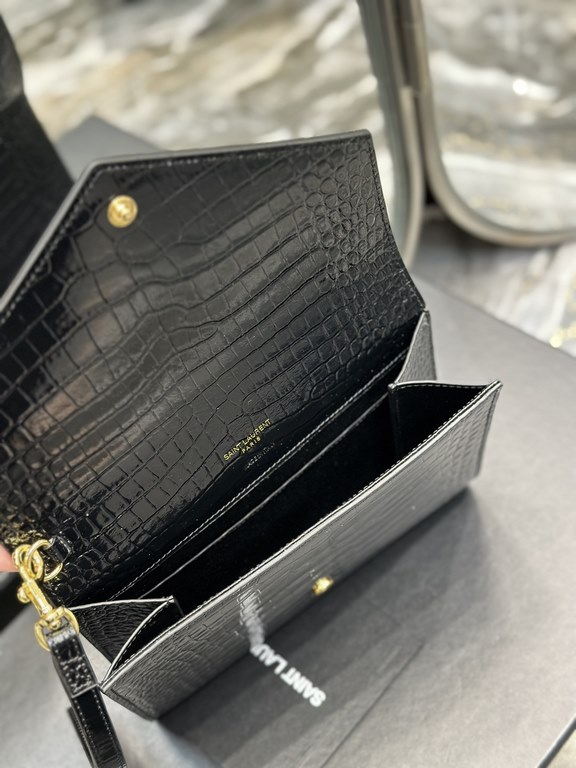 NEW】New ColorMONOGRAM_Crocodile Print Clutch BagWith removable wrist strap, premium glossy crocodile print cowhide embossed, 100% imported calf leather, grosgrain lining, flat pocket inside the bag! A must-have item when