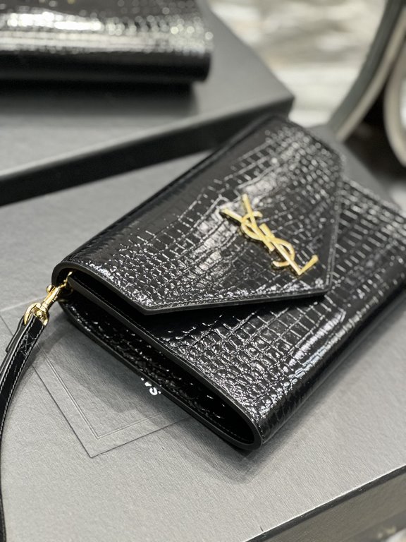 NEW】New ColorMONOGRAM_Crocodile Print Clutch BagWith removable wrist strap, premium glossy crocodile print cowhide embossed, 100% imported calf leather, grosgrain lining, flat pocket inside the bag! A must-have item when