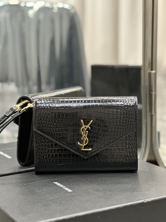 NEW】New ColorMONOGRAM_Crocodile Print Clutch BagWith removable wrist strap, premium glossy crocodile print cowhide embossed, 100% imported calf leather, grosgrain lining, flat pocket inside the bag! A must-have item when