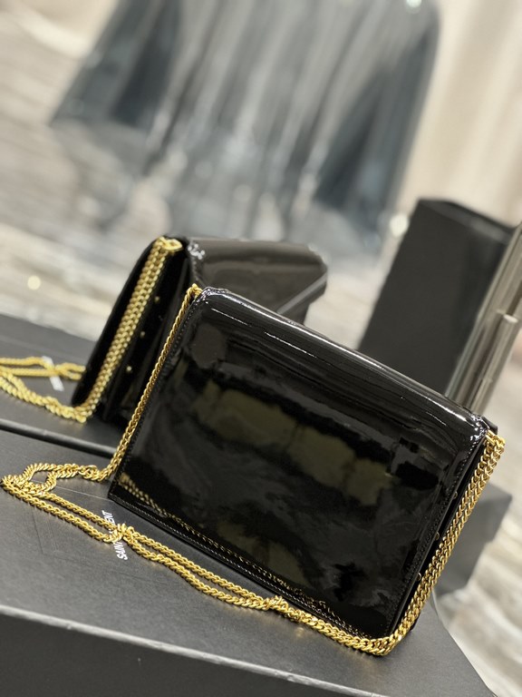 NEW] Black Patent Leather with Gold Buckle _CASSANDRAThe latest counter synchronization models CASSANDRA! Made of imported Italian cowhide, excellent touch, always show taste! Side with studs decoration, double compartme