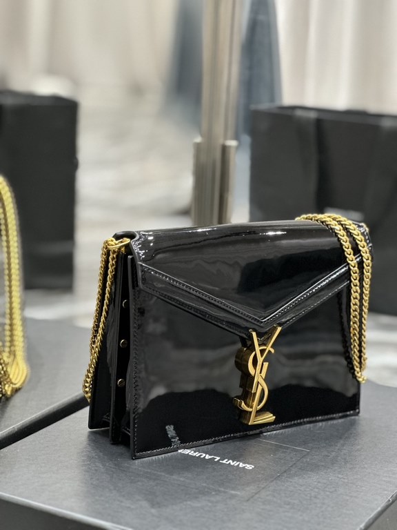 NEW] Black Patent Leather with Gold Buckle _CASSANDRAThe latest counter synchronization models CASSANDRA! Made of imported Italian cowhide, excellent touch, always show taste! Side with studs decoration, double compartme