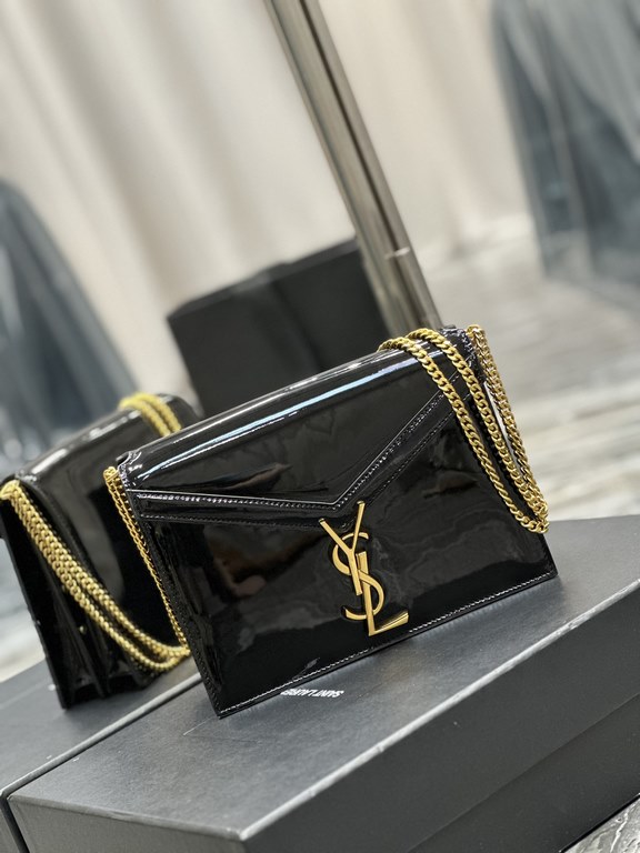 NEW] Black Patent Leather with Gold Buckle _CASSANDRAThe latest counter synchronization models CASSANDRA! Made of imported Italian cowhide, excellent touch, always show taste! Side with studs decoration, double compartme