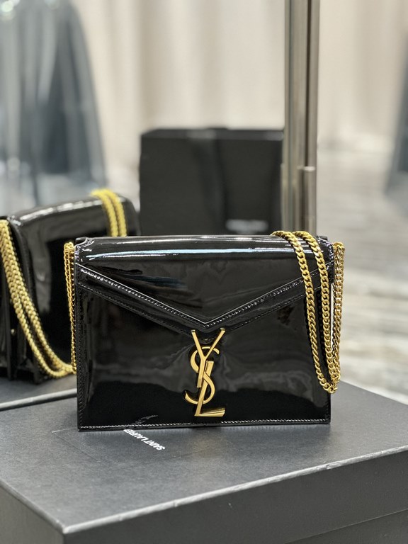 NEW] Black Patent Leather with Gold Buckle _CASSANDRAThe latest counter synchronization models CASSANDRA! Made of imported Italian cowhide, excellent touch, always show taste! Side with studs decoration, double compartme