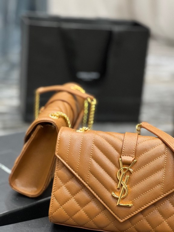 [In stock in seconds]#Envelope #Caramel Gold BuckleSmall grained embossed quilted grain leather envelope bagClassic is timeless, the beauty of the V grain quilted diamond caviar pattern, very wear-resistant, Italian cowh