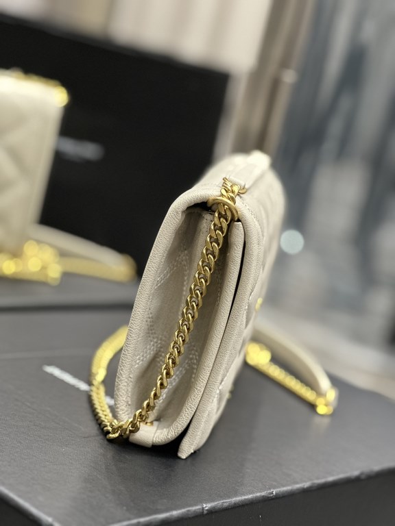 Becky_22.5cm White#Becky diamond quilted lambskin chain bag.This bag is one of the most beautiful pieces in the Love at First Sight collection! The diamond-shaped quilted pattern gives off a diamond-like luster! The gold