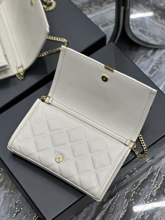 Becky_22.5cm White#Becky diamond quilted lambskin chain bag.This bag is one of the most beautiful pieces in the Love at First Sight collection! The diamond-shaped quilted pattern gives off a diamond-like luster! The gold