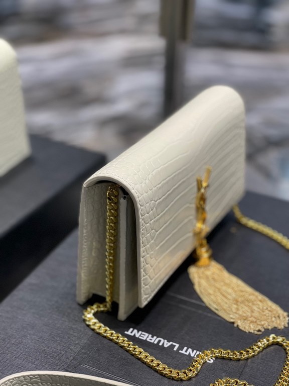 [In stock in seconds]              _ tassel chain bag, shoulder strap removable as a clutch, 6 card slots, 1 zippered coin pocket, a bill compartment... Shoulder strap length of 60cm, classic glossy crocodile embossed co