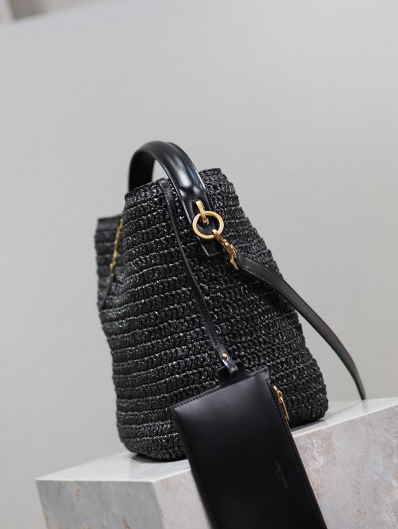 LE 37 Woven Bucket Bag_The joy of the straw bag｜New limited edition collection is here!Summer's favorite straw bag with cowhide edges and decorative logo hook and loop closure, with raffia weaving, it's enough to decorat