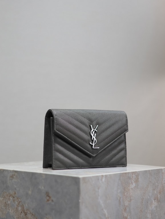 Gray Silver Buckle Caviar_woc small size envelope bag is coming, when it comes to envelope bag, this one from Y family must have the name! The whole bag is made of Italian cowhide leather, with a three-dimensional shape 